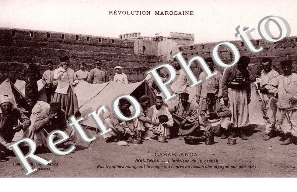 Révolution Marocaine - Bou-Znika  - L'interieur de la casbah Nos troupiers mangeant la soupe Au centre du bassin une cigogne sur son nid