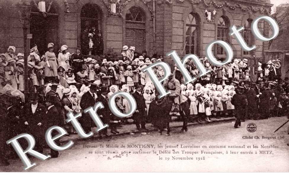 Devant la mairie, les jeunes Lorraines le 19 novembre 1918