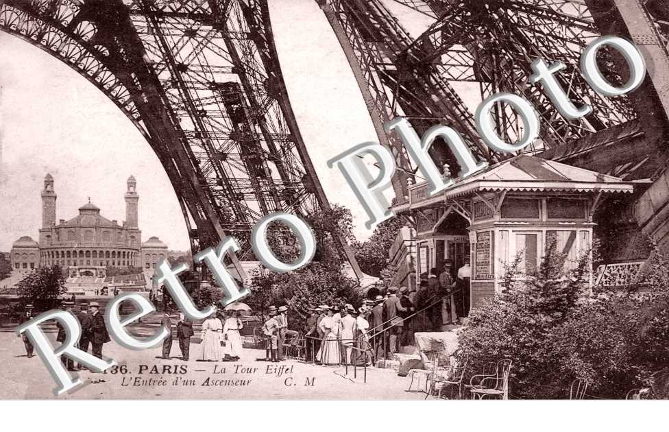 La Tour Eiffel, l&#039;entree d&#039;un Ascenseur