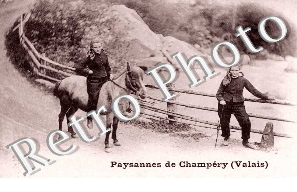 Paysannes de Champery a cheval