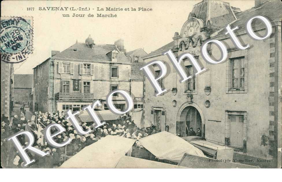la Mairie et la place un jour de marche
