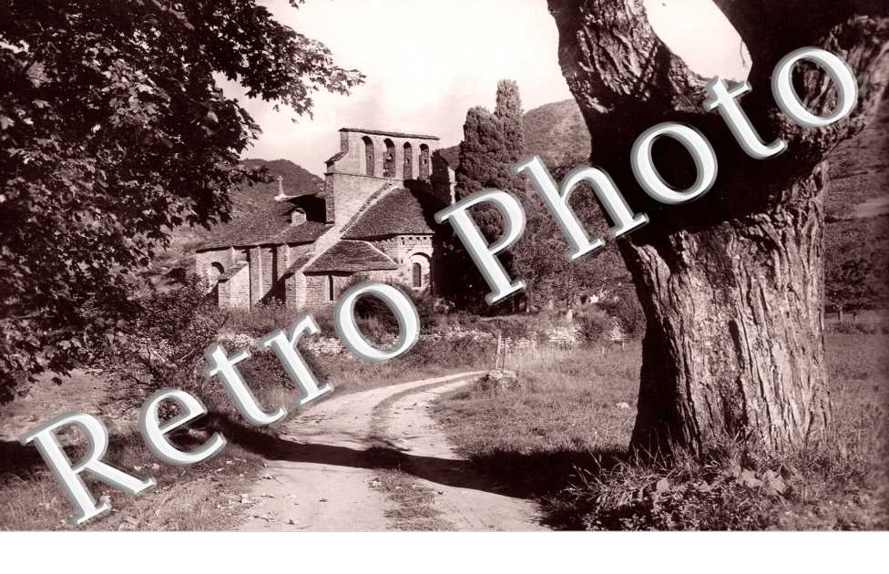 Chapelle Romane au bord du Tarn, au pied du village de Mostuejouls