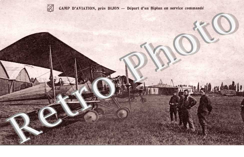 Camp d'aviation Depart d'un Biplan en service commande