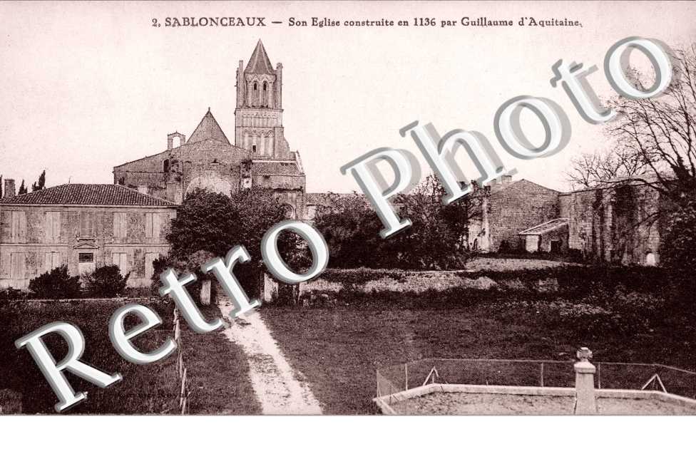 Son eglise construite en 1136 par Guillaume d&#039;Aquitaine