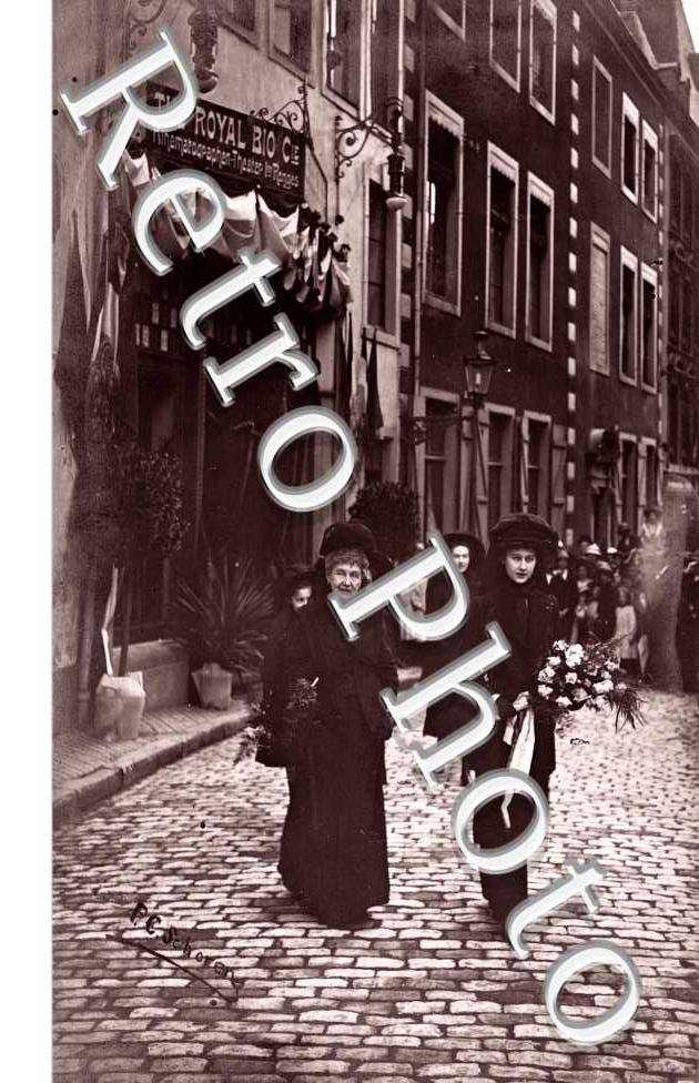 Une Rue - The Royal