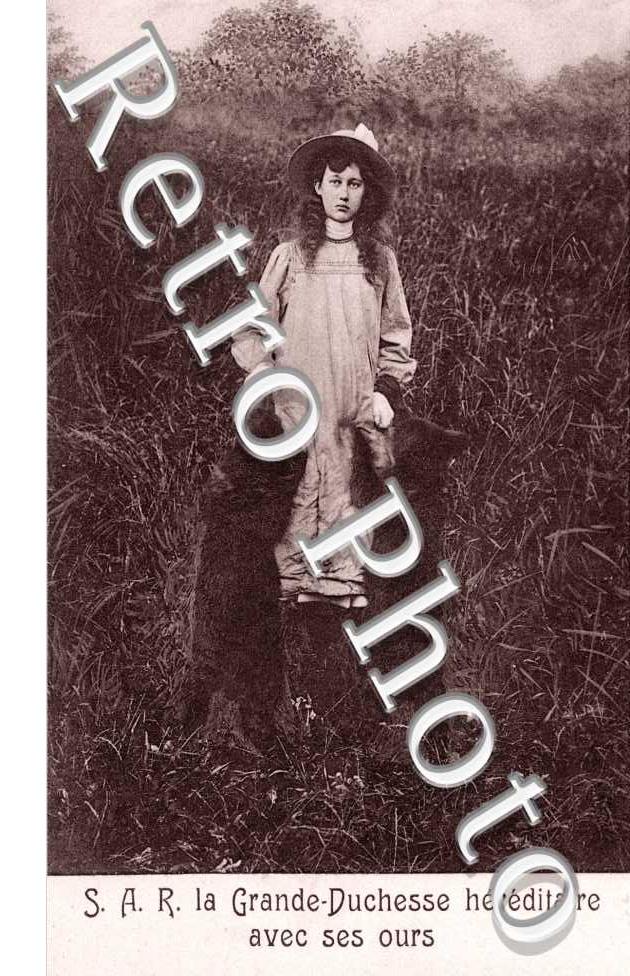 la Grande Duchesse héréditaire avec ses ours