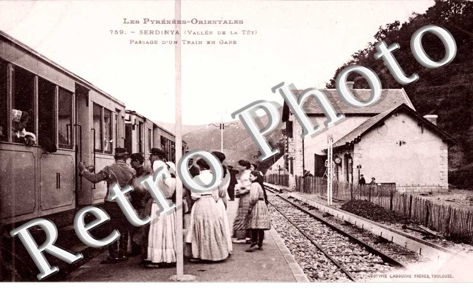 passage d&#039;un train en gare