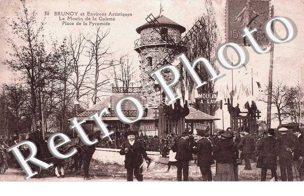 Le Moulin de la Galette - Place de la pyramide