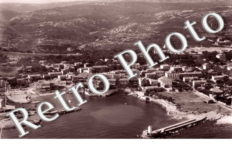la Plage, la jetee et le phare par avion
