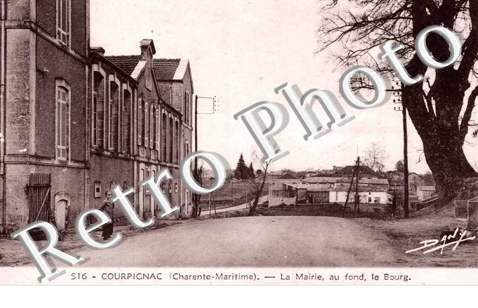 la Mairie, au fond, le bourg