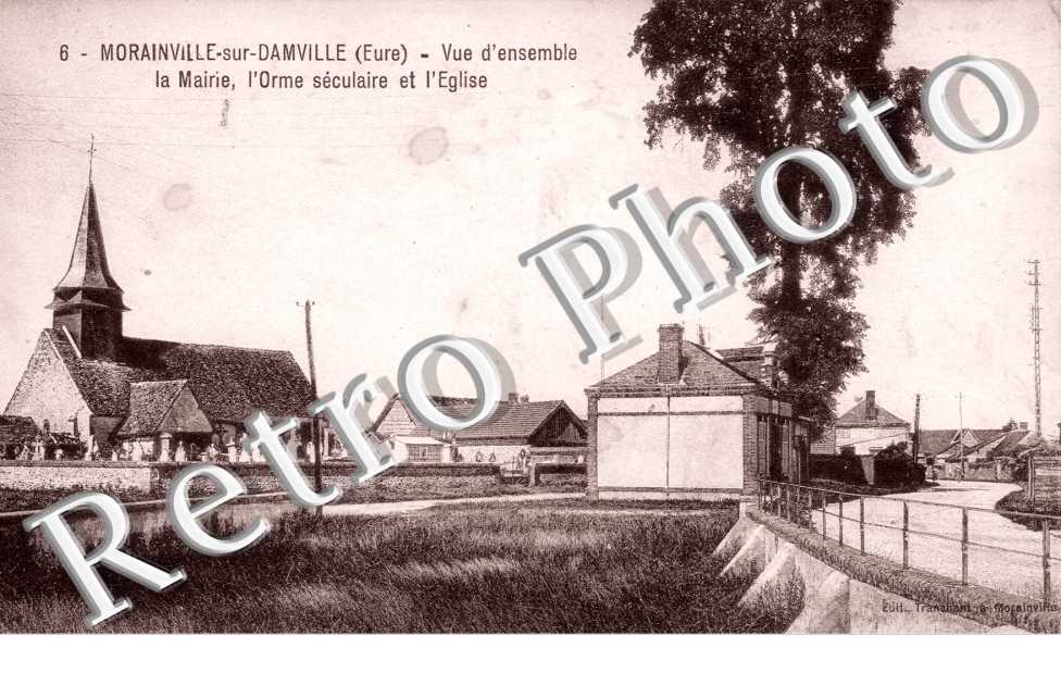 vue d&#039;ensemble La mairie, l&#039;Orme seculaire et l&#039;eglise