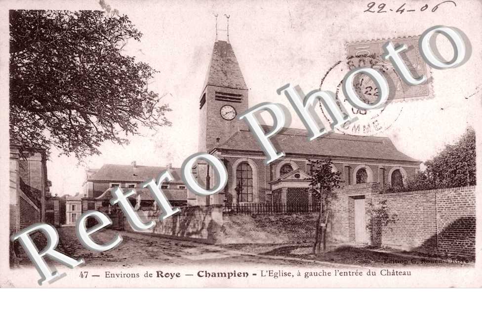 l&#039;eglise, a gauche l&#039;entree du chateau