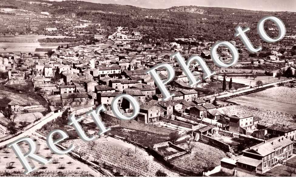 Le groupe scolaire et le village