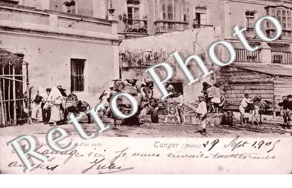 Vendeurs d&#039;eau pres d&#039;un puits