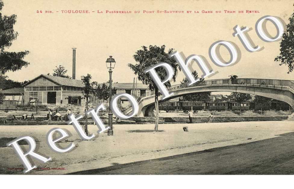 la passerelle du pont  Saint-Sauveur et la gare du Tram de Revel