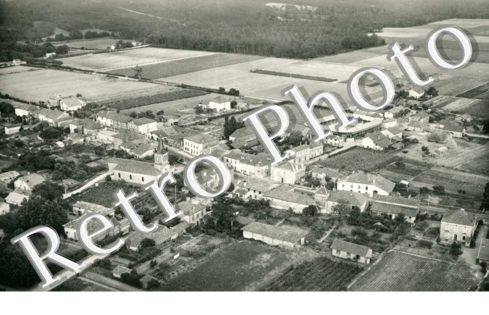 vue aerienne L&#039;eglise et les arenes