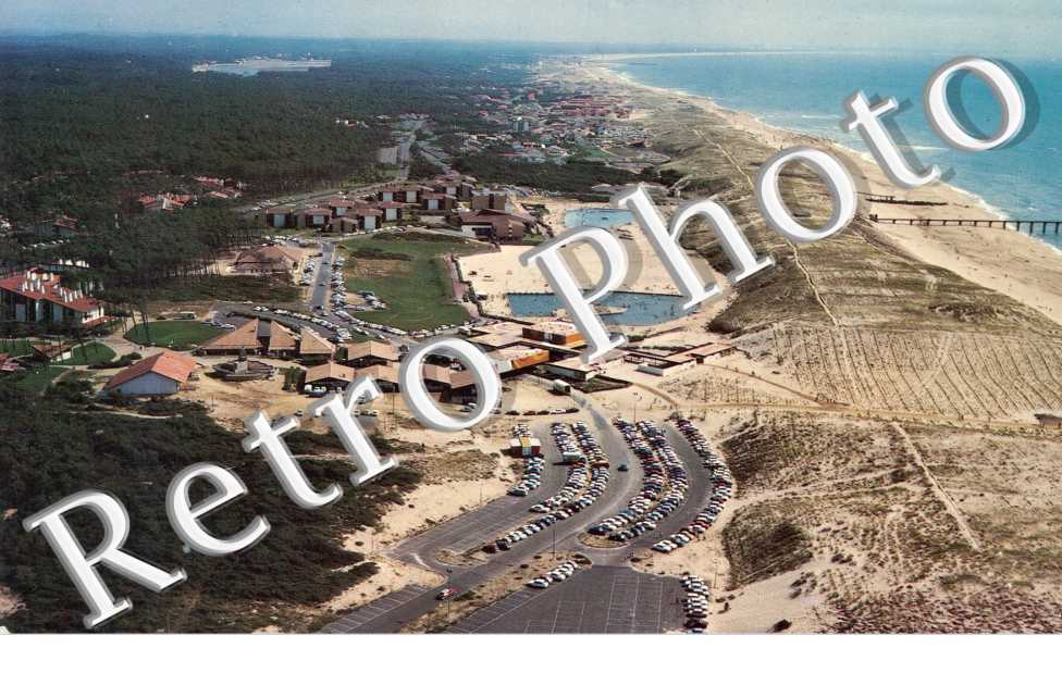 Le Penon. Vue generale de la grande plage avec le V.V.F. les piscines et le centre commercial. Au fond, Hossegor.