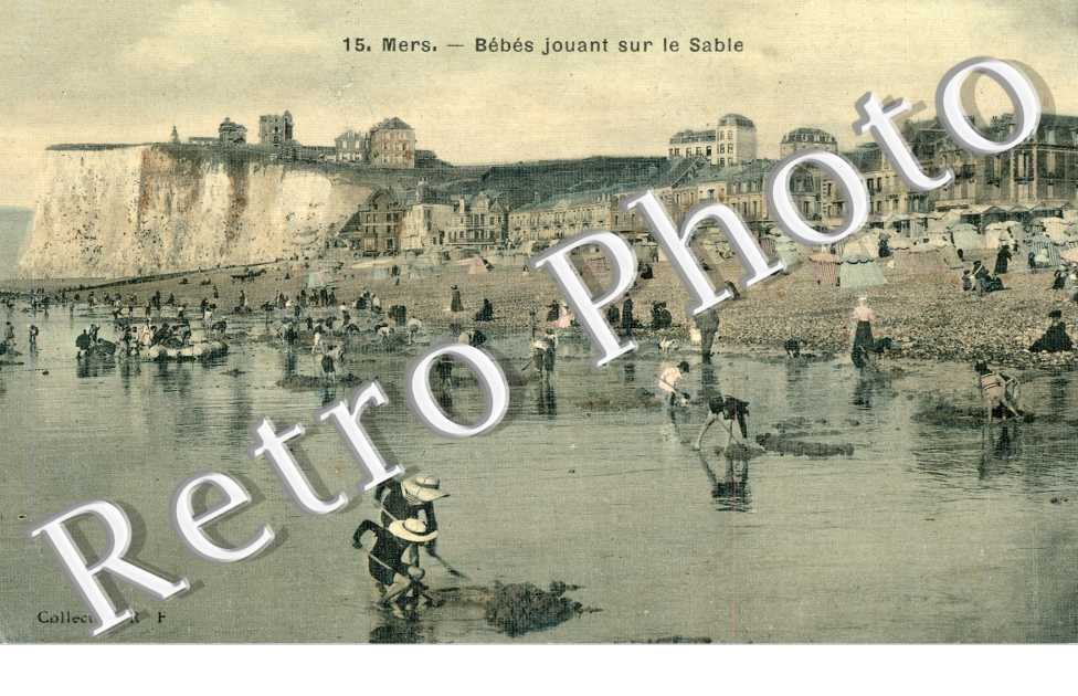 Bébés Jouant sur le Sable