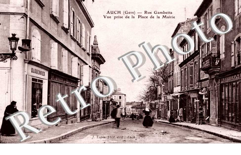 rue Gambetta  vue prise de la Place de la Mairie