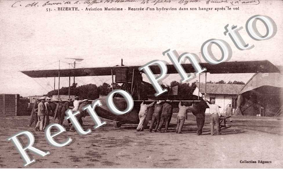 Rentrée d&#039;un hydravion dans son hangar - Aviation maritime