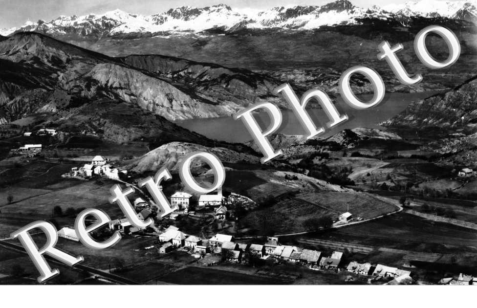 le village et le lac de Serre-Poncon