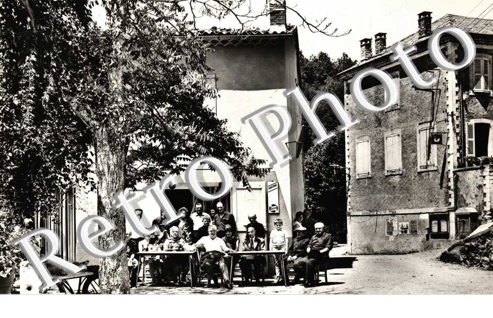 le cafe, l'ecole, la mairie. Apres la petanque, l'heure de l'aperitif