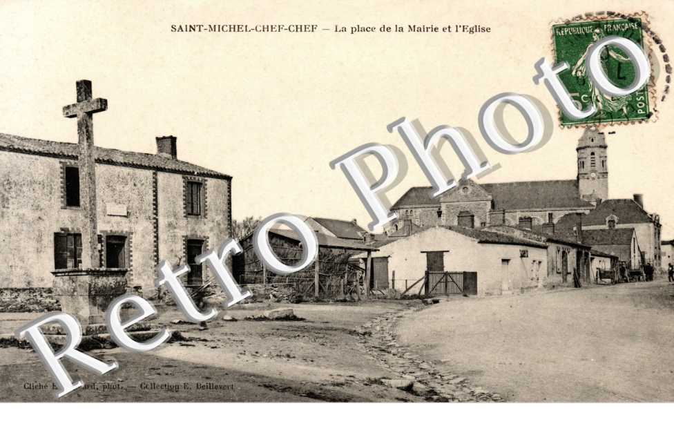 la place de la mairie et l&#039;église