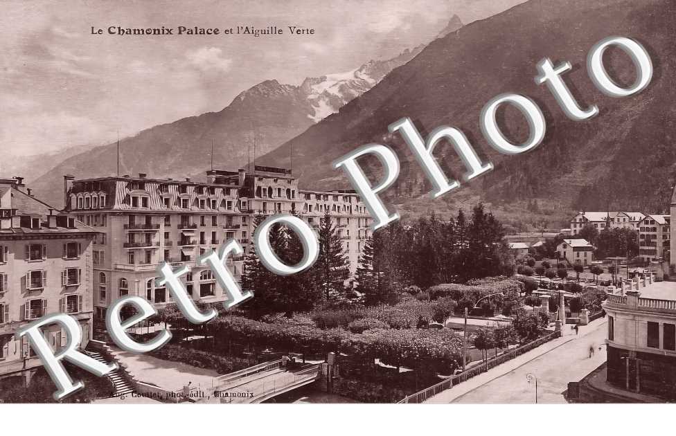 Le Chamonix Palace et l'Aiguille Verte.