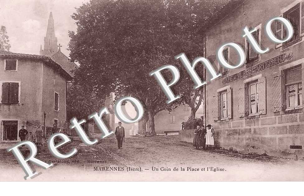 un coin de la place et l'église