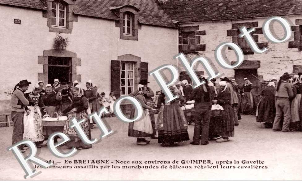 Noce, après la Gavotte les danseurs assailis par les marchands de gâteaux régalent leurs cavalières