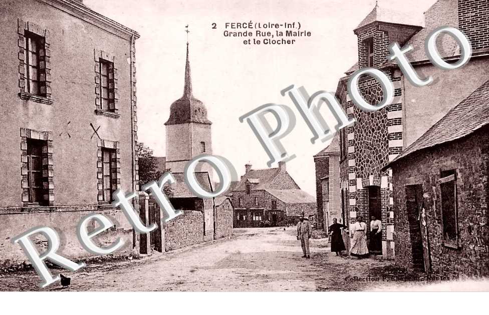 grande rue, la mairie et le clocher