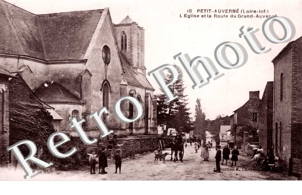 l&#039;église et la route du Grand Auverné