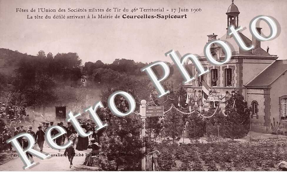 Le défilé arrivant à la mairie - 17 juin 1906