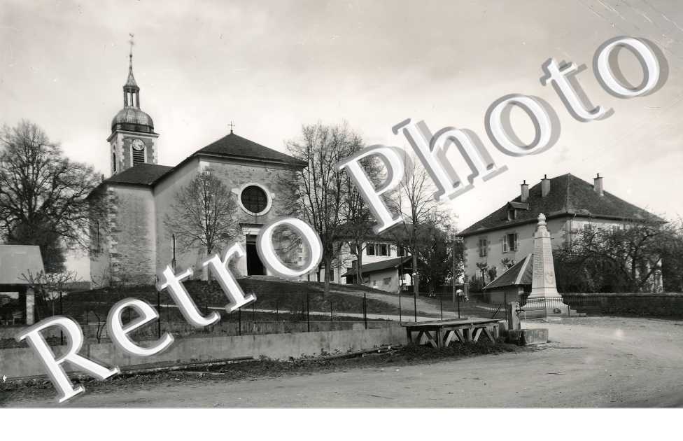l&#039;église et le monument aux morts