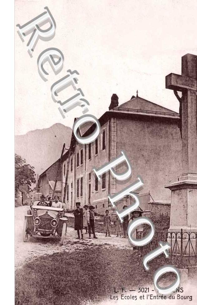 Les écoles et l&#039;entrée du bourg