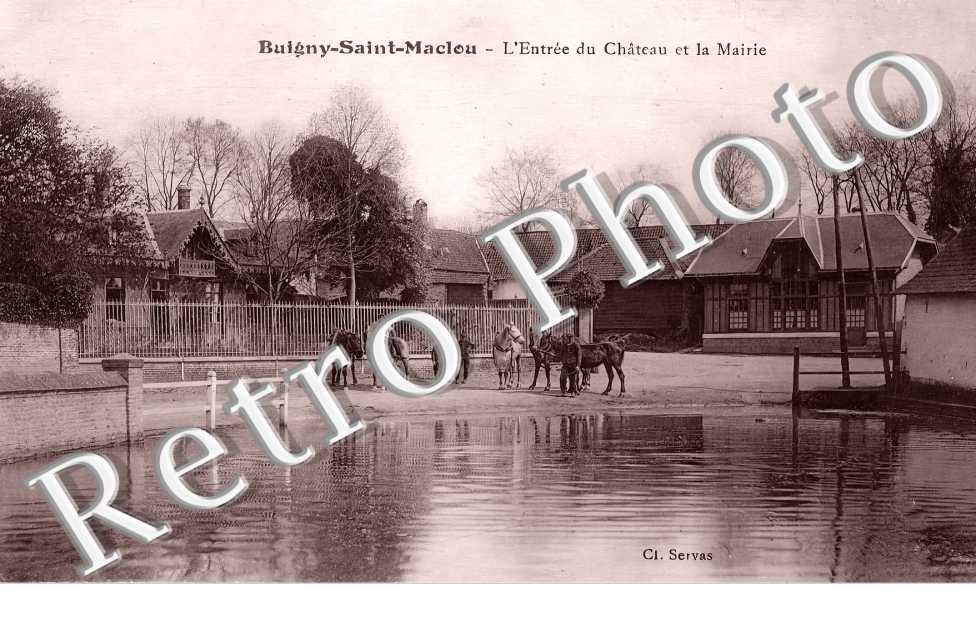 l&#039;entrée du Château et la Mairie