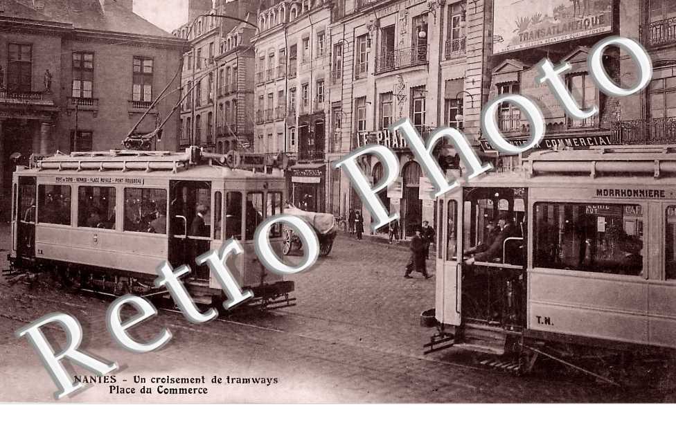un croisement de tramways place du Commerce