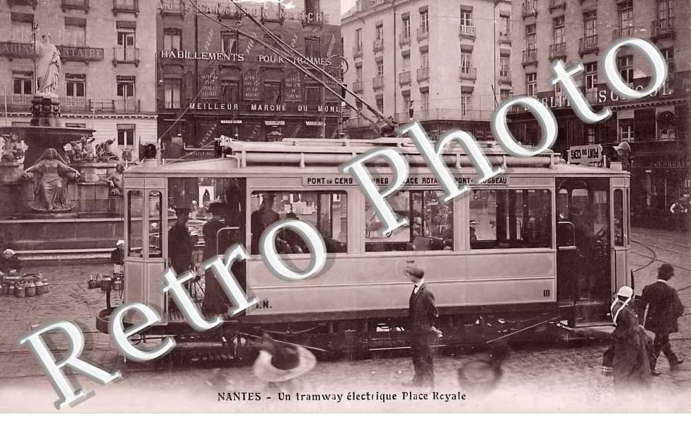 un tramway électrique Place Royale
