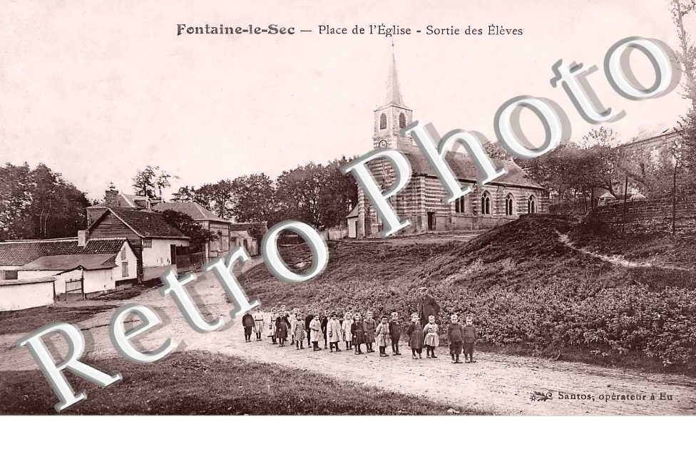 placxe de l&#039;église. Sortie des élèves