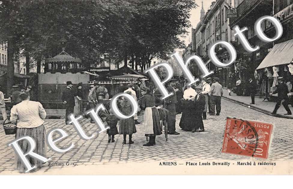 Place Louis Dewailly. Marché à raideries
