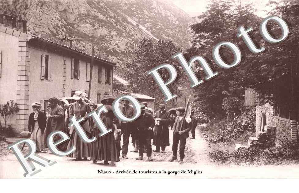 Arrivée de touristes à la gorge de Miglos