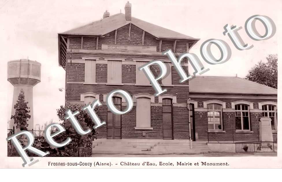 Château d&#039;eau, école, mairie et monument