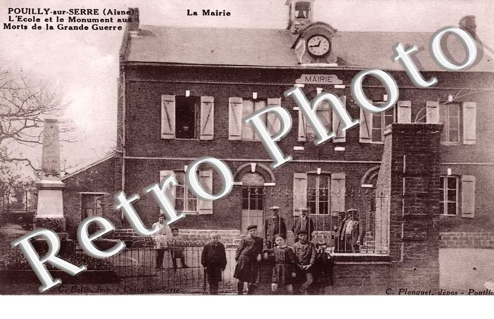 L'école et le monument aux morts. La mairie