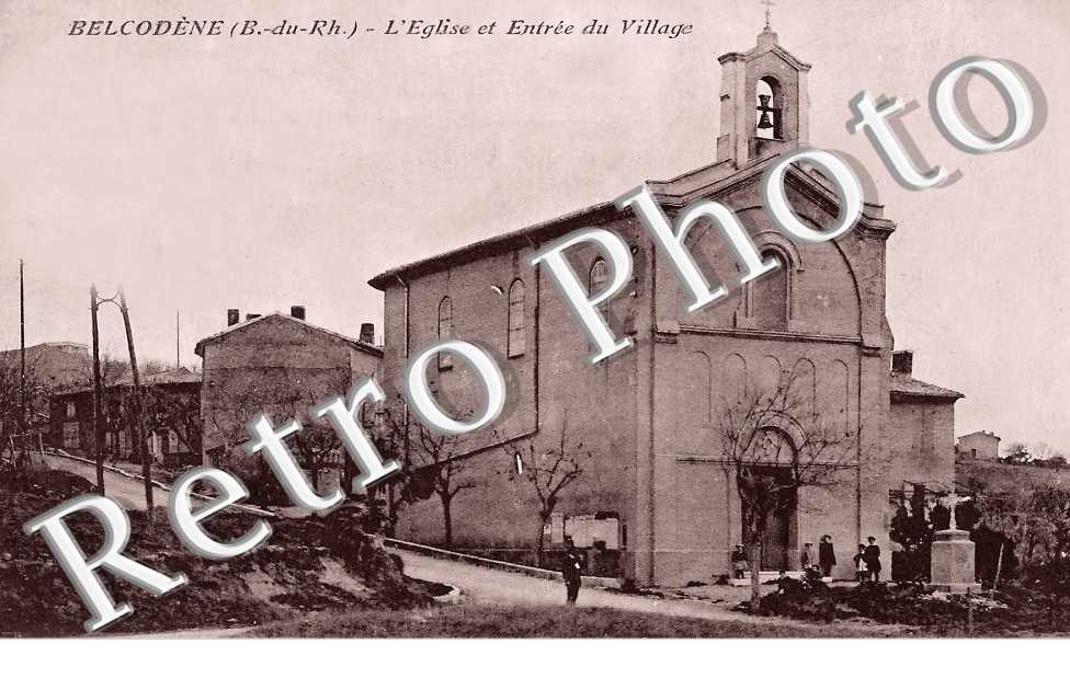 l&#039;église et entrée du village