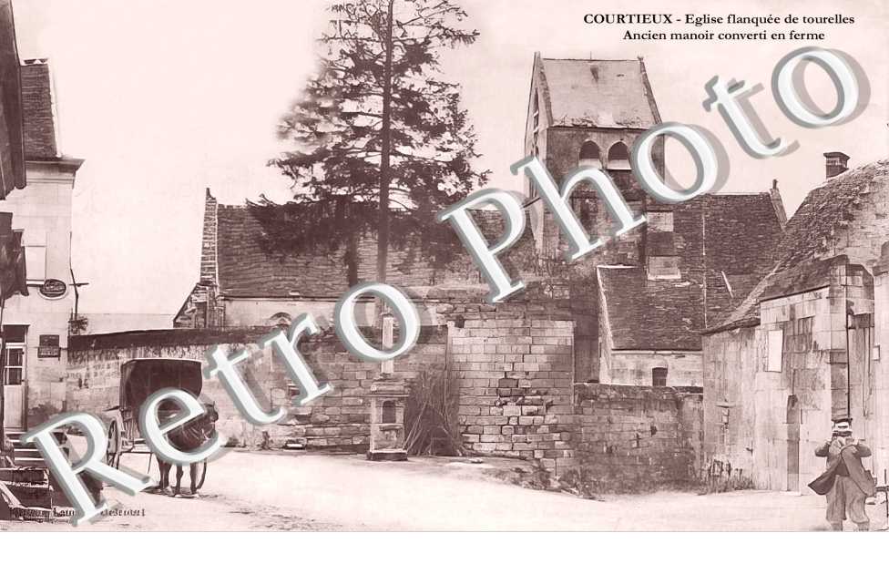 église flanquée de tourelles. Ancien manoir converti en ferme.