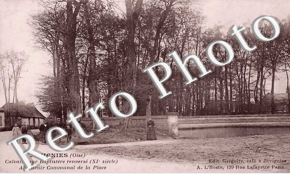 calvaire sur Baptistère. Abreuvoir communal de la place