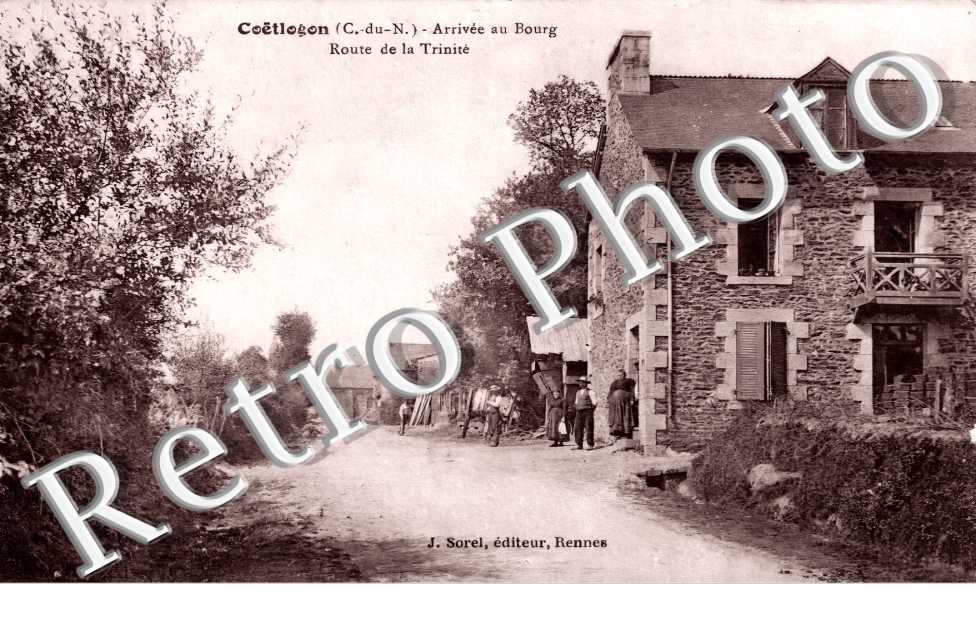 arrivée au bourg. Route de la Trinité.