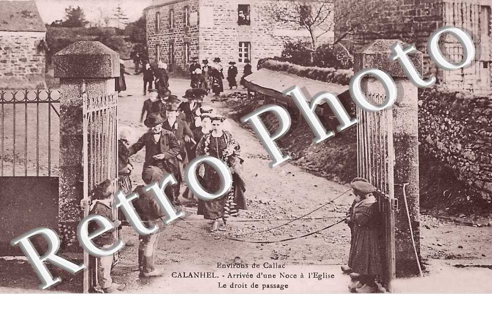 arrivée d&#039;une noce à l&#039;église. Le droit de passage.