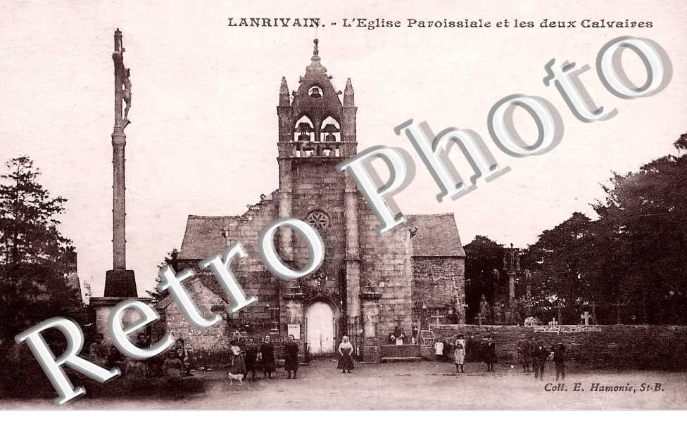l&#039;église paroissiale et les deux calvaires