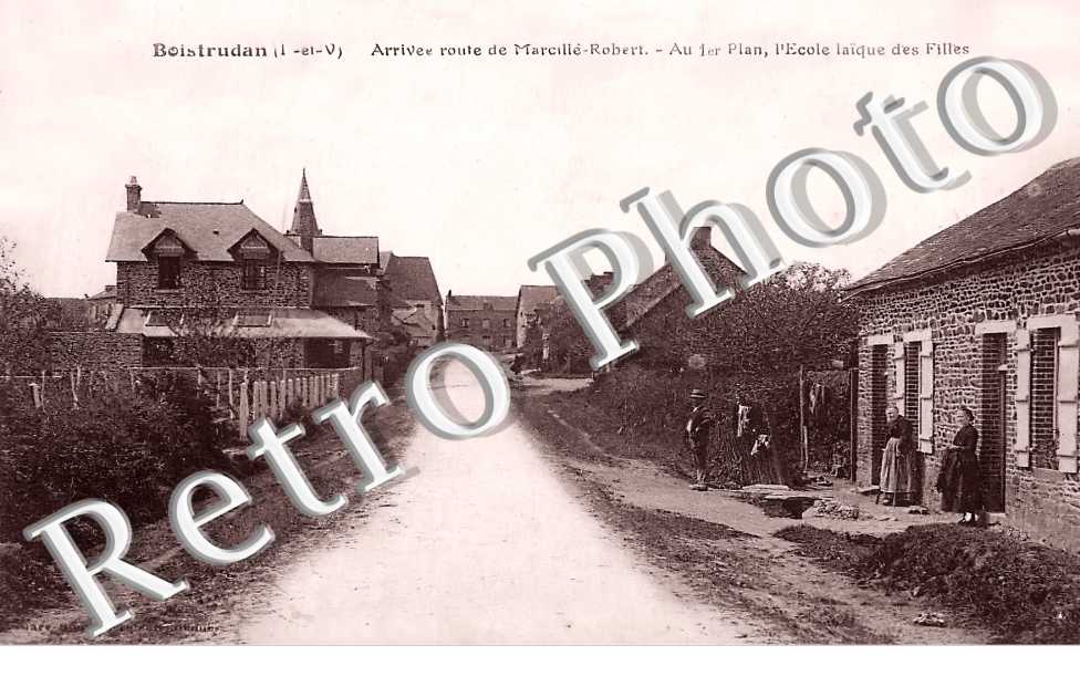 arrivée route de Marcillé-Robert. Au 1er plan, l'école laîque des filles